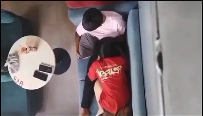 Quay lén cô bạn gái bú bú cho eny nơi công cộng