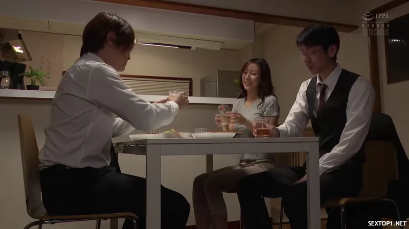 đến nhà cấp trên ở nhờ, hấp diêm luôn vợ sếp