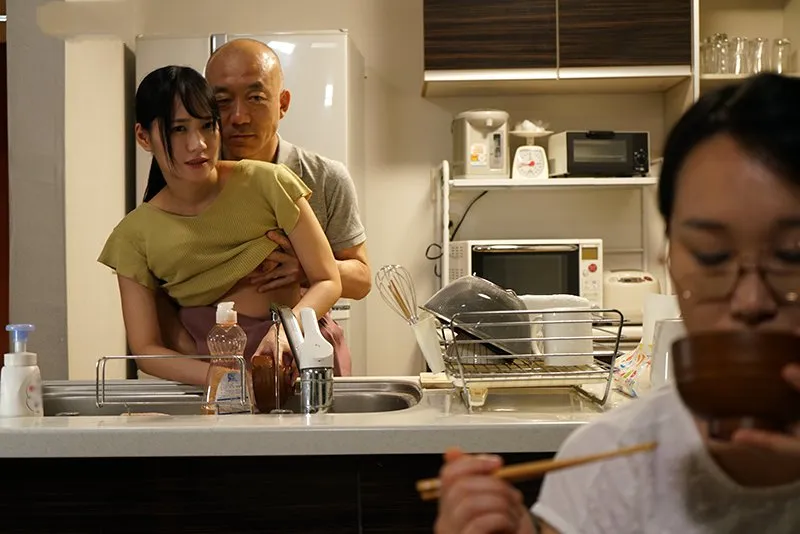 ông xã nắc con gái riêng của vợ khi biết cô vợ không thể sinh con cho mình